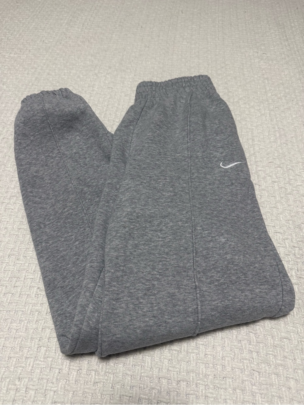 Nike women’s sportswear essential collection, sweatpants. size small- grey